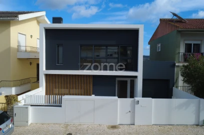Moradia T9 para Venda em Loures