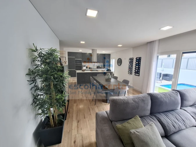 Moradia T4 para Venda em Azeitão (São Lourenço e São Simão) Foto 3