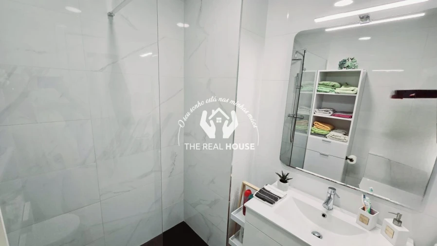 Apartamento T1 para Venda em Caniço Foto 11