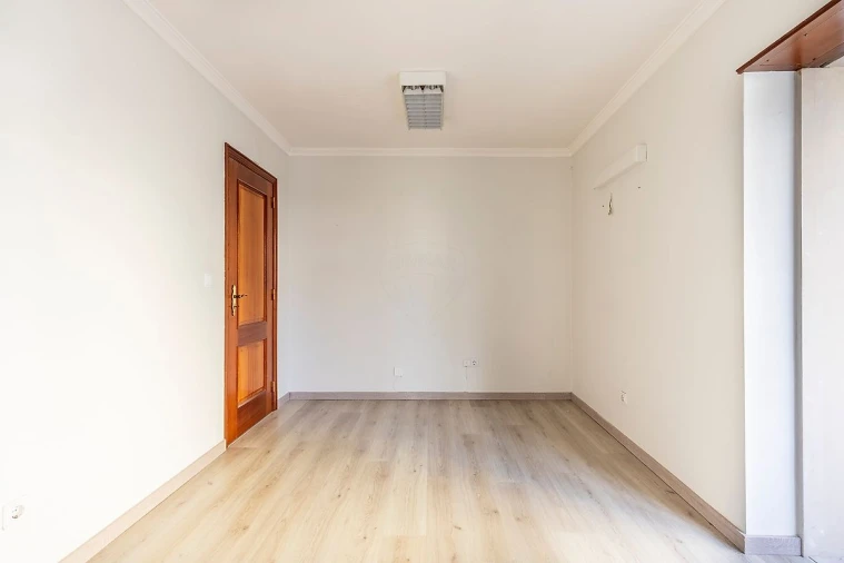 Loja para Arrendamento em Santa Maria, São Pedro e Matacães Foto 1