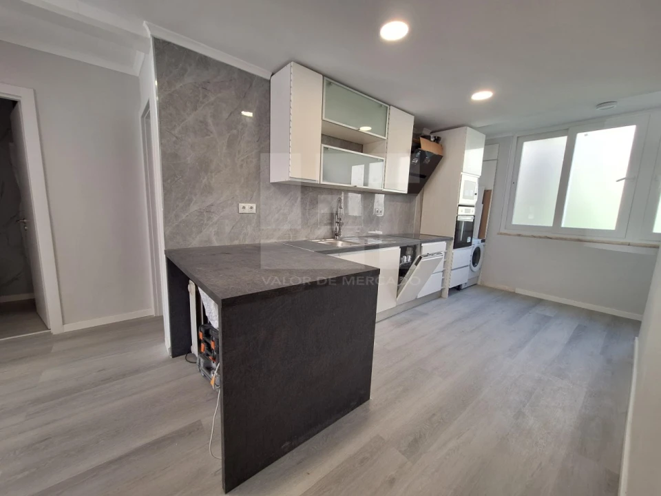 Apartamento T2 para Venda em Benfica Foto 2