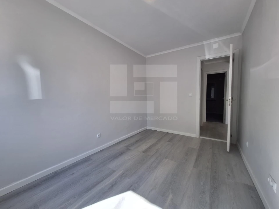Apartamento T2 para Venda em Benfica Foto 14