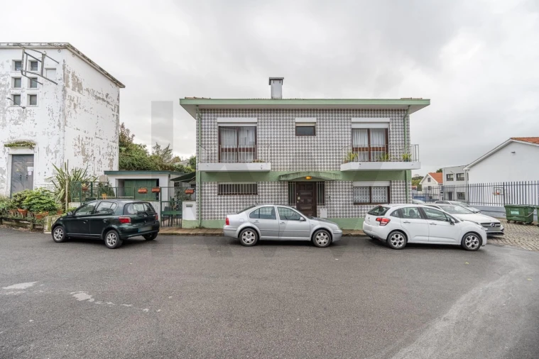 Moradia T4 para Venda em Oliveira do Douro Foto 3