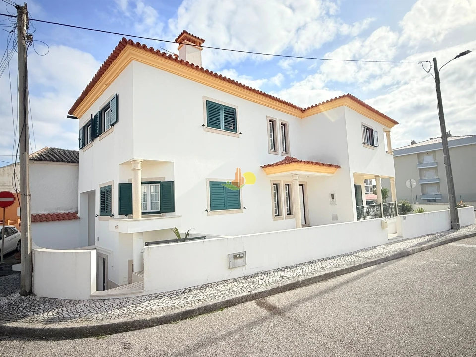 Moradia T4 para Venda em São Pedro Foto 1