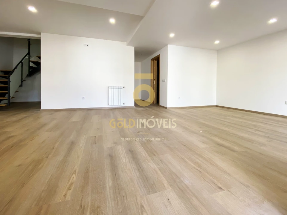 Moradia T3 para Venda em Macieira de Sarnes Foto 4