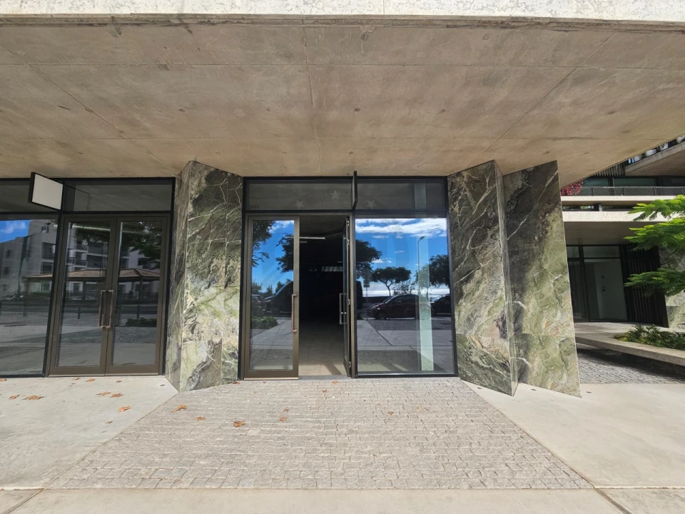 Loja para Arrendamento em São Martinho Foto 2