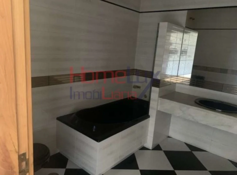 Moradia T4 para Venda em Azurem Foto 12