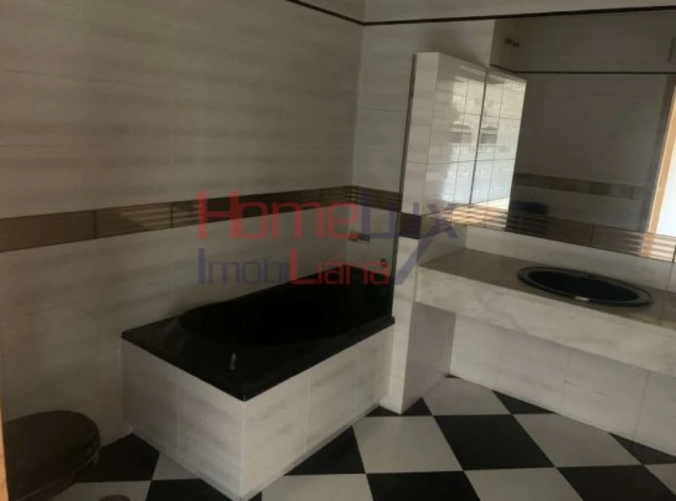 Moradia T4 para Venda em Azurem Foto 7