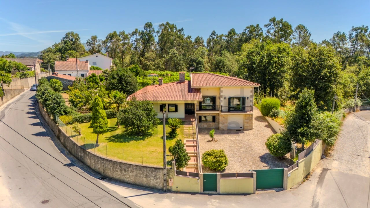 Moradia T4 para Venda em Lago Foto 1