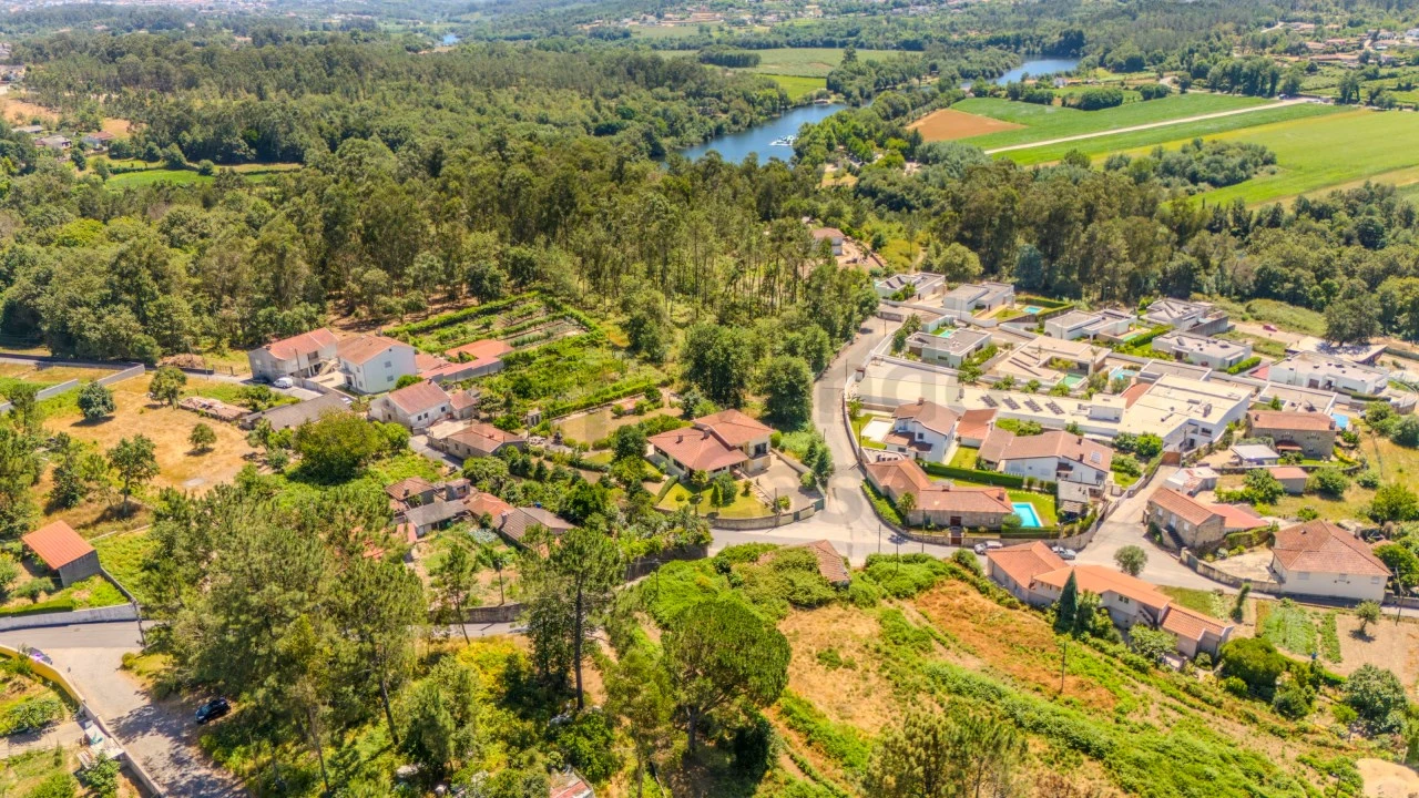 Moradia T4 para Venda em Lago Foto 8