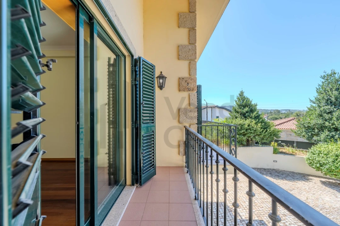 Moradia T4 para Venda em Lago Foto 35