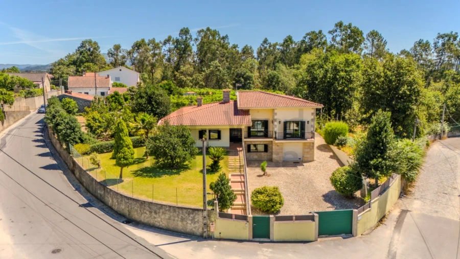 Moradia T4 para Venda em Lago Foto 1