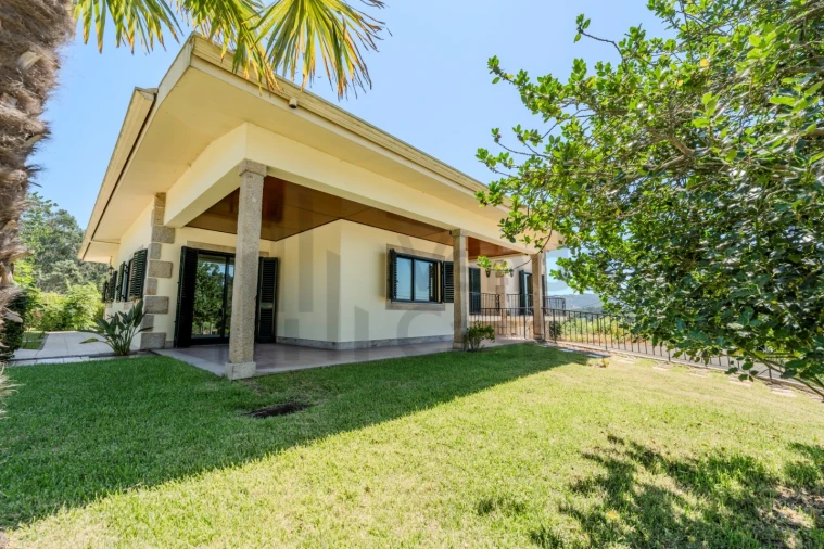 Moradia T4 para Venda em Lago Foto 38