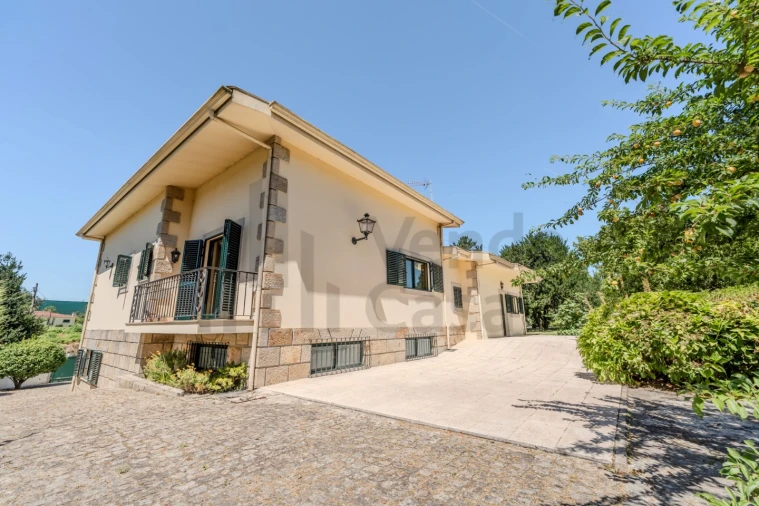 Moradia T4 para Venda em Lago Foto 45