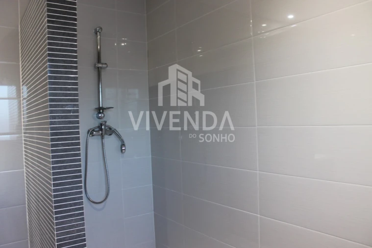 Moradia T5 para Venda em Fernao Ferro Foto 32