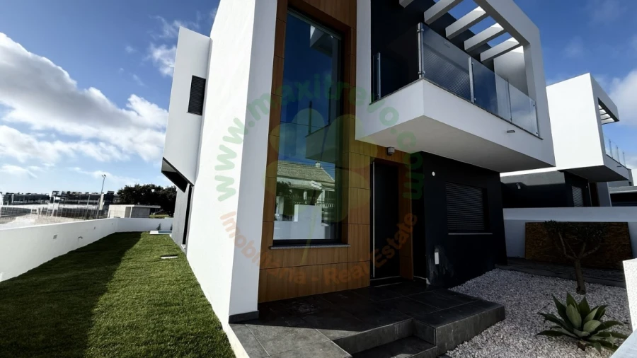 Moradia T4 para Venda em Charneca de Caparica e Sobreda