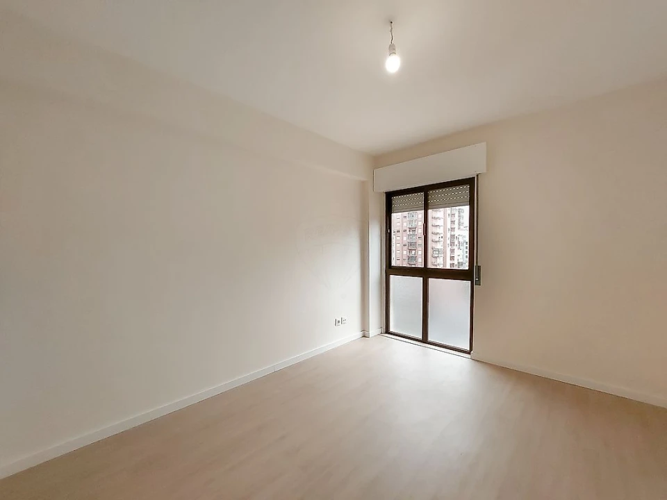 Apartamento T2 para Venda em Algueirão-Mem Martins Foto 2