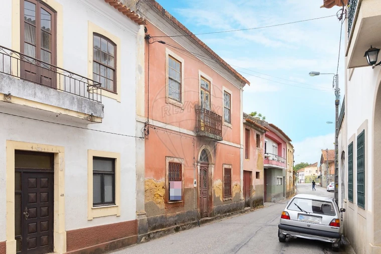 Moradia T8 para Venda em Barrô e Aguada de Baixo