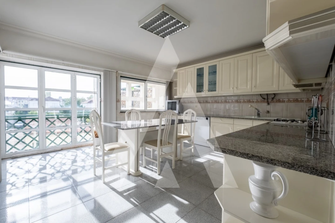 Apartamento T4 para Venda em São João Baptista e Santa Maria dos Olivais Foto 8