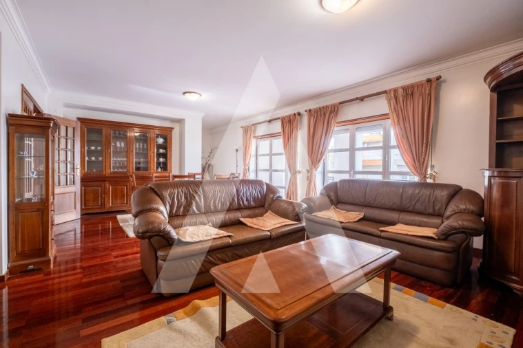 Apartamento T4 para Venda em São João Baptista e Santa Maria dos Olivais Foto 4