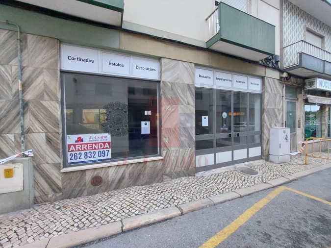 Loja para Arrendamento em Nossa Senhora do Pópulo, Coto e São Gregório