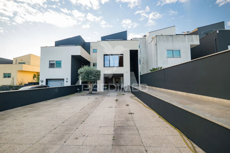 Moradia T3 para Venda em Carrazedo Foto 2