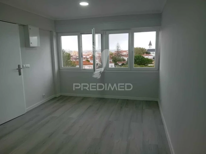 Apartamento T2 para Venda em Pontinha e Famões Foto 8