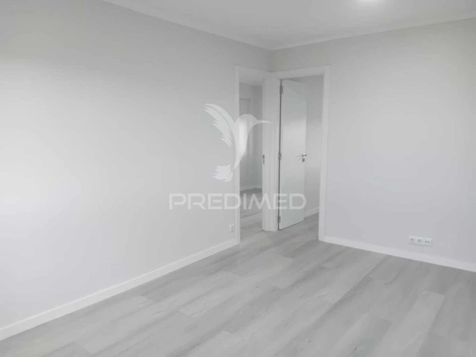 Apartamento T2 para Venda em Pontinha e Famões Foto 5