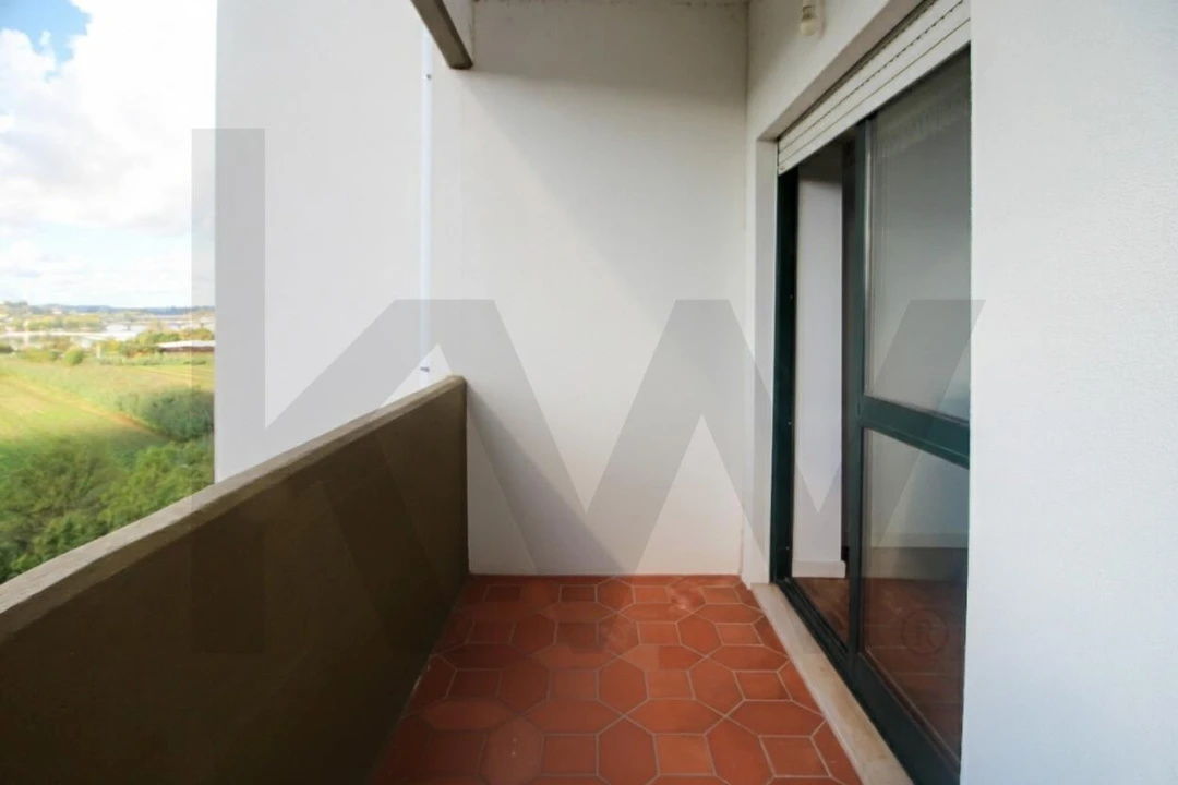 Apartamento T2 para Arrendamento em Santo Antonio dos Olivais Foto 14