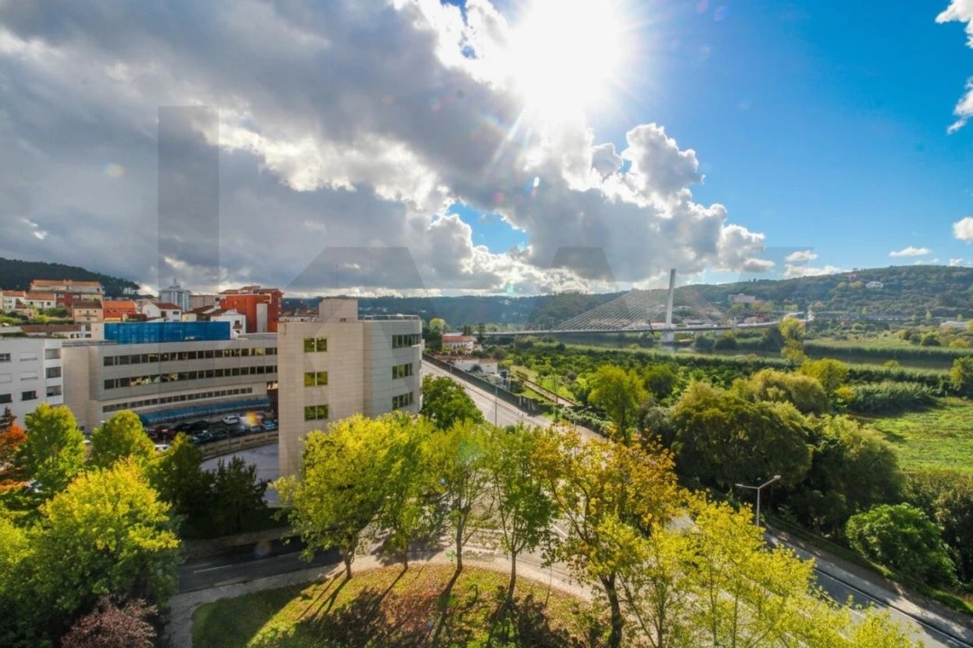 Apartamento T2 para Arrendamento em Santo Antonio dos Olivais Foto 17