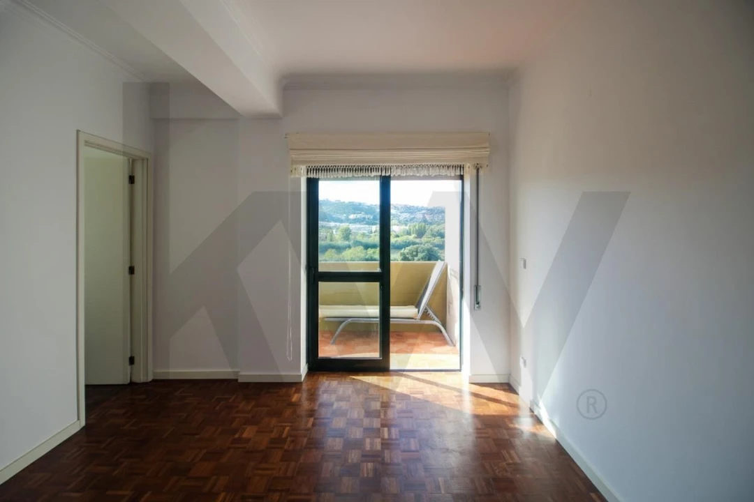 Apartamento T2 para Arrendamento em Santo Antonio dos Olivais Foto 10