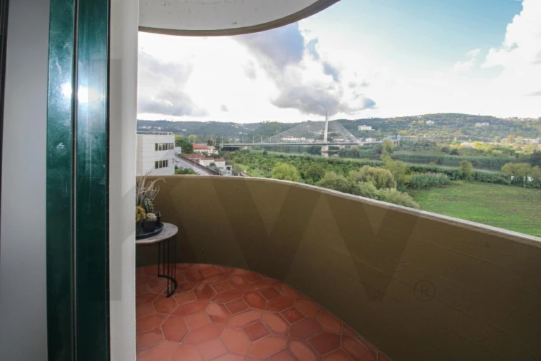 Apartamento T2 para Arrendamento em Santo Antonio dos Olivais Foto 15