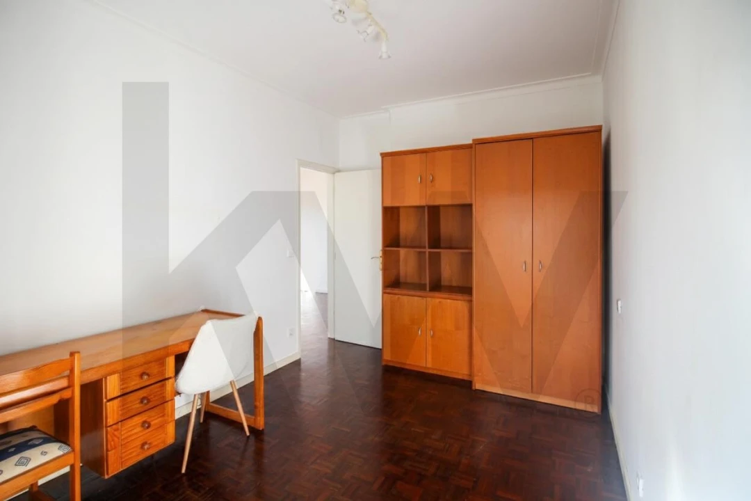 Apartamento T2 para Arrendamento em Santo Antonio dos Olivais Foto 9