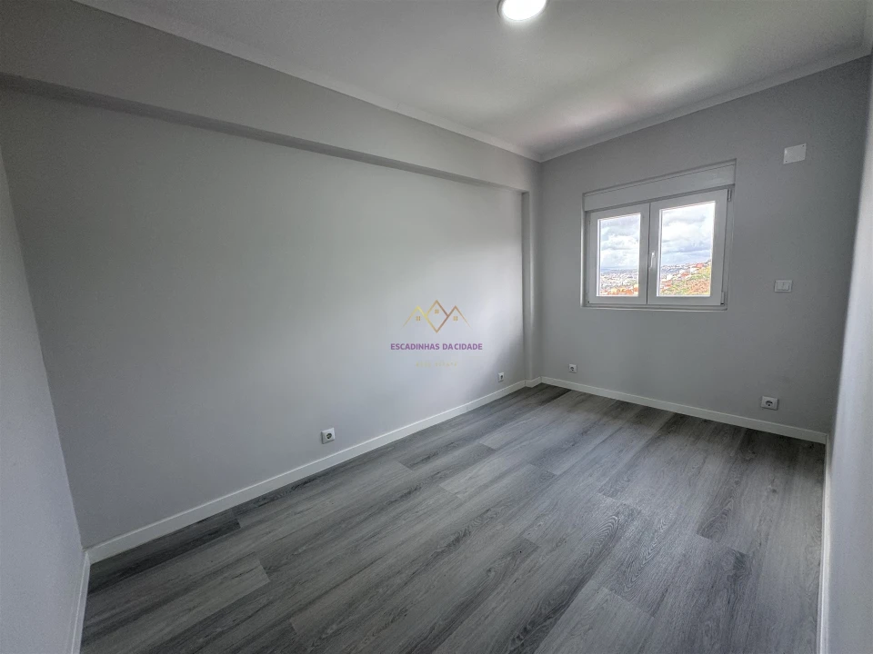 Apartamento T2 para Venda em Pontinha e Famões Foto 15