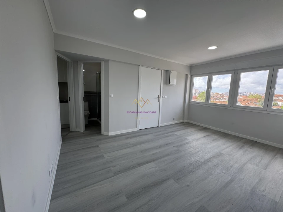Apartamento T2 para Venda em Pontinha e Famões Foto 2