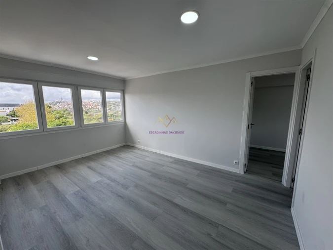 Apartamento T2 para Venda em Pontinha e Famões Foto 1