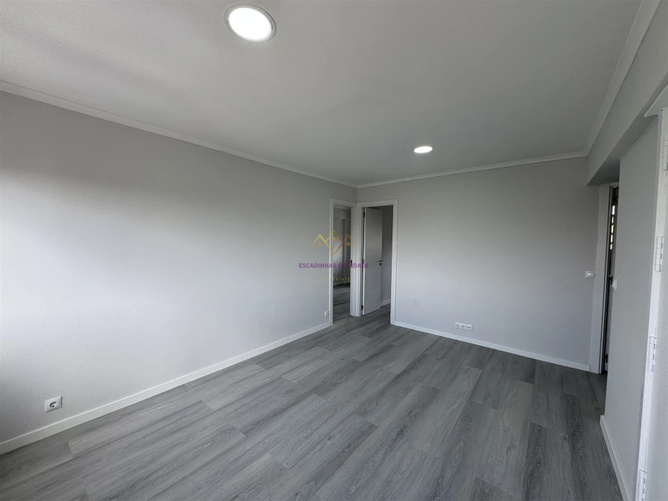 Apartamento T2 para Venda em Pontinha e Famões Foto 5