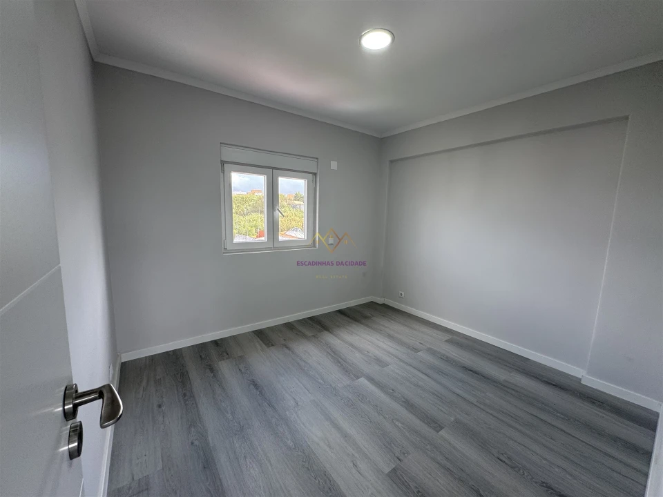 Apartamento T2 para Venda em Pontinha e Famões Foto 17