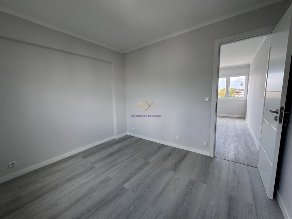 Apartamento T2 para Venda em Pontinha e Famões Foto 11