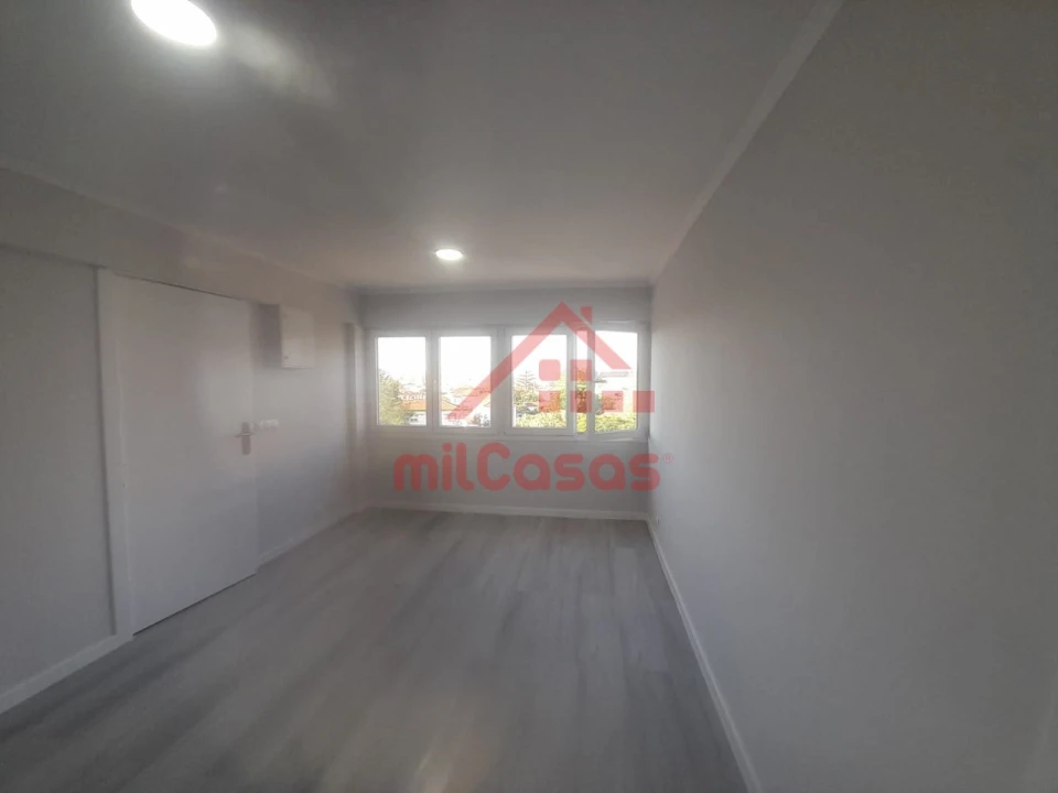 Apartamento T2 para Venda em Pontinha e Famões Foto 5