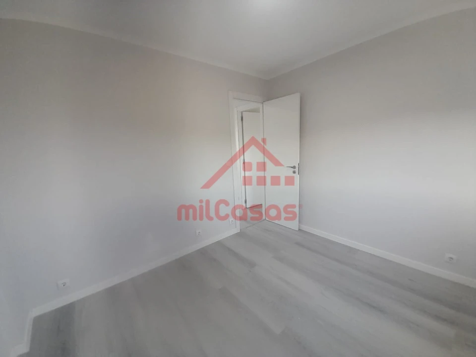 Apartamento T2 para Venda em Pontinha e Famões Foto 12