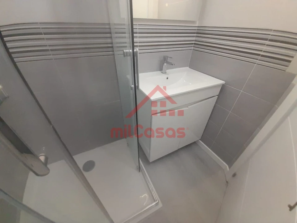 Apartamento T2 para Venda em Pontinha e Famões Foto 14