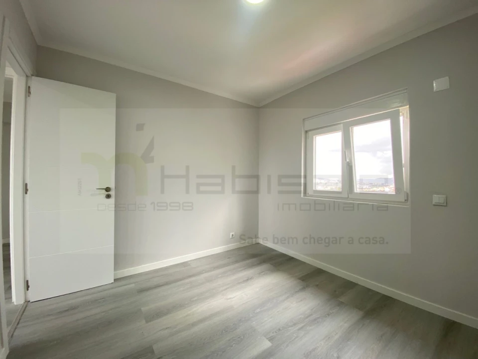 Apartamento T2 para Venda em Pontinha e Famões Foto 14