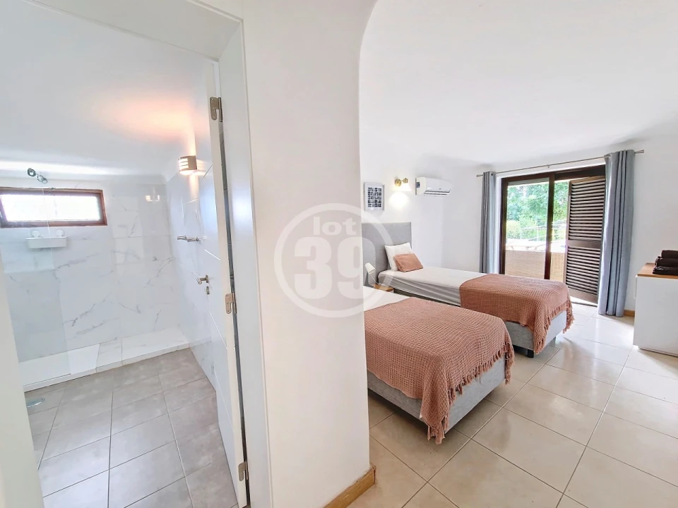 Moradia T4 para Venda em Albufeira e Olhos de Água Foto 11
