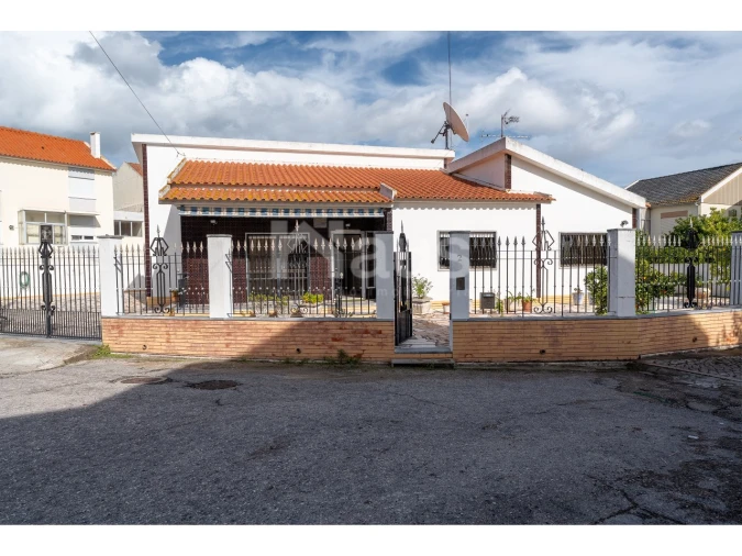 Moradia T3 para Venda em Amora Foto 1