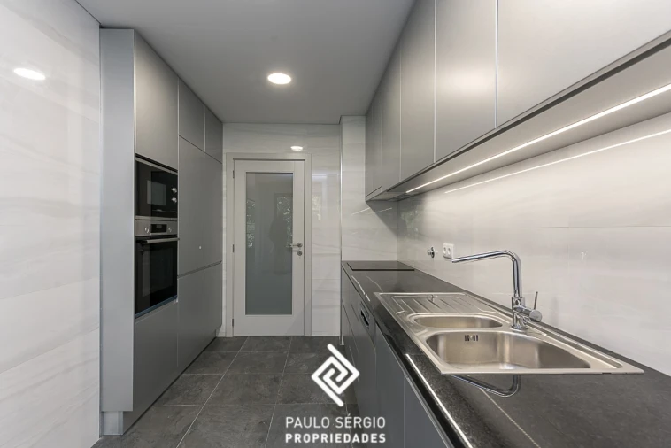 Apartamento T3 para Venda em Cedofeita, Santo Ildefonso, Sé, Miragaia, São Nicolau e Vitória Foto 4