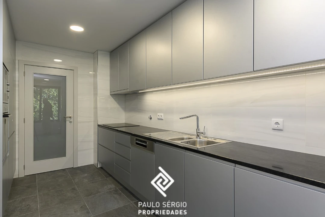Apartamento T3 para Venda em Cedofeita, Santo Ildefonso, Sé, Miragaia, São Nicolau e Vitória Foto 4