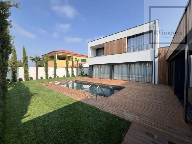 Moradia T3 para Venda em Alvarães Foto 2