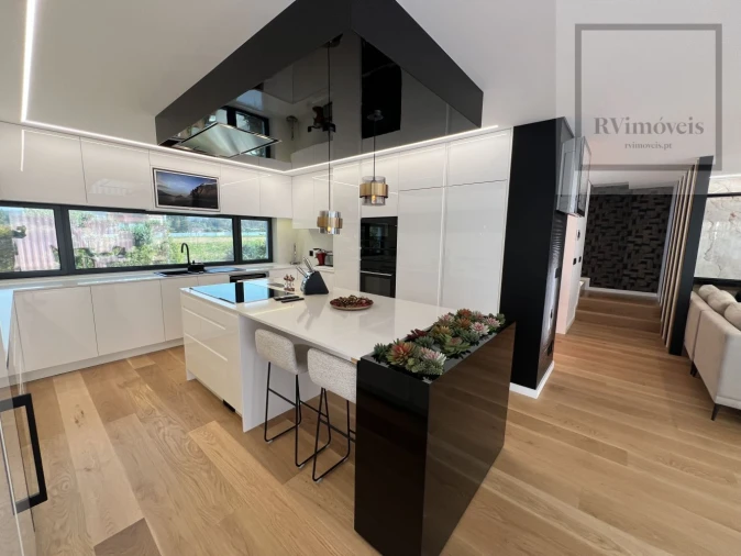 Moradia T3 para Venda em Alvarães Foto 8