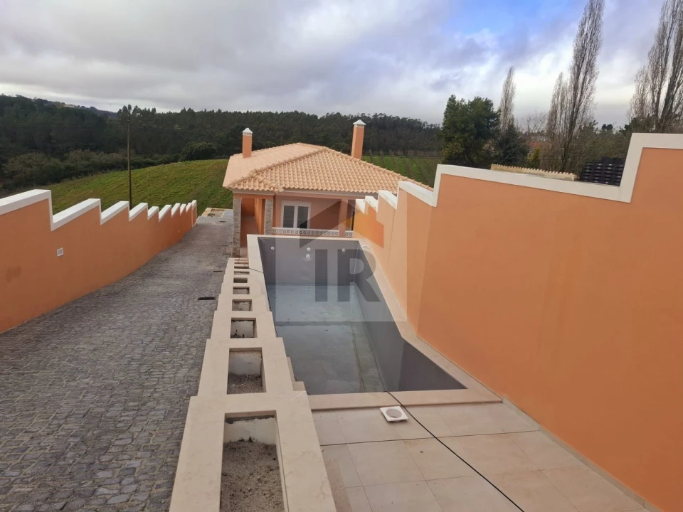 Moradia T3 para Venda em Salir de Matos Foto 4